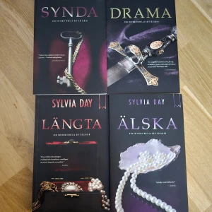 Bokserie av Sylvia Day - Fyra böcker av Sylvia Day: 'Synda', 'Drama', 'Längta' och 'Älska'. Omslagen har olika teman med nyckel, svärd, smycken och pärlor. Perfekt för den som gillar romantik och spänning.