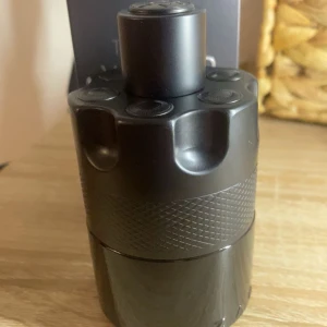 Azzaro The Most Wanted Eau de Parfum Intense - Säljer en flaska Azzaro The Most Wanted Eau de Parfum Intense. Oanvänd! En av de godaste parfymen jag luktat på.                                            100ml.                                                                     Ordinarie pris: 874kr