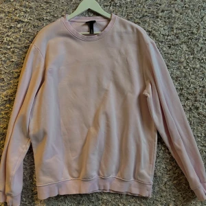 Ljusrosa sweatshirt från H&M - Säljer en stilren ljusrosa sweatshirt från H&M🤍