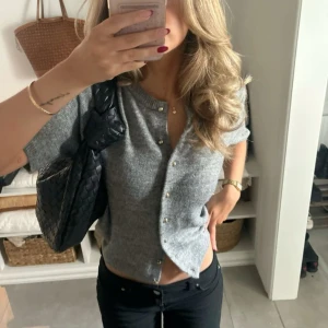 Grå kofta med knappar - Använd max 3ggr. Skriv för fler bilder💗 det är inte min egna bild