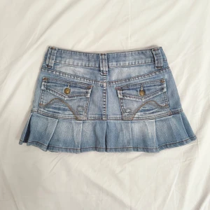 Ljusblå lågmidjad micro mini jeanskjol  - jättefin kort jeanskjol med volanger i mycket bra skick 💠saknar storlekslapp men skulle säga passar en xs, se mått på bilderna 🤍100% bomull 