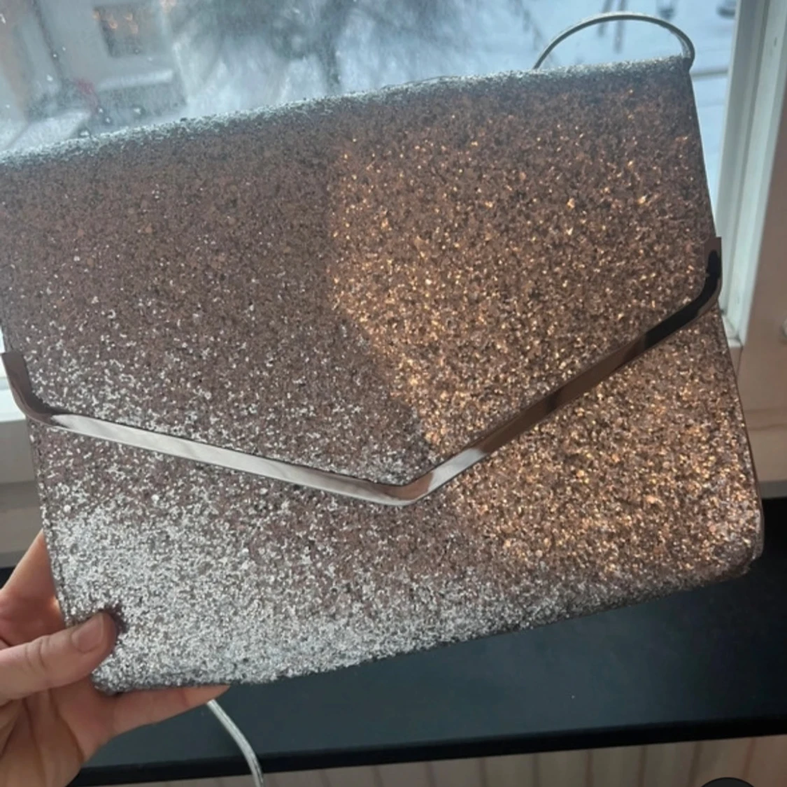 Glittrig silverfärgad kuvertväska
