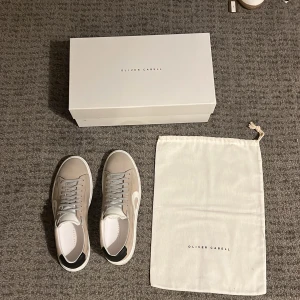 Beige sneakers från Oliver Cabell - Helt oanvända. Säljer dem för att de är för stora. Originalpris 2900 med tull och frakt. Dustbag och låda medföljer. Jag sänker priset vid snabb förhandling. Skriv vid minsta lilla fundering.