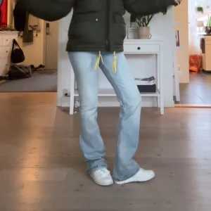 Ljusblå jeans  - Säkjer mina ljusblå jeans från Zara då de inte kommer till användning, använd fåtal gånger och i mycket fint skick🥰 (är 165 cm långk)