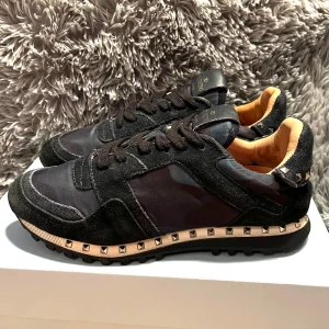 Valentino rockrunners - Säljer ett par Valentino rockrunners i Strlk 40 | Alla nitar sitter kvar | Tyvär ingår inte Box | Äkta såklart |Nypris runt 7 tusen mitt pris 2 tusen | Kom med frågor |