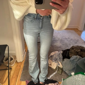 Ljusblå jeans - Så fina ljusblå jeans. Tyvärr har de ett litet hål se bild 3 men inget man tänker på