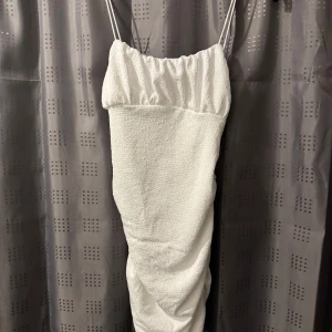 Vit klänning med smala axelband - Snygg vit klänning 