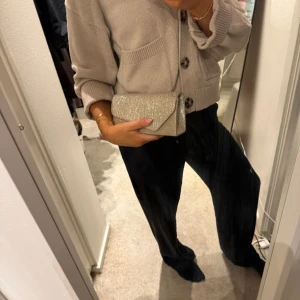 Glittrig väska  - Säljer denna väska som jag hade på min bal. Man kan ha den som en clutch eller som en axelremsväska! 💓