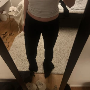 Avora byxor - Säljer dessa supersnygga byxor från Avora! Använd endast 1 gång, superfint skick. Säljer pga dom är för långa på mig tyvärr 🥹