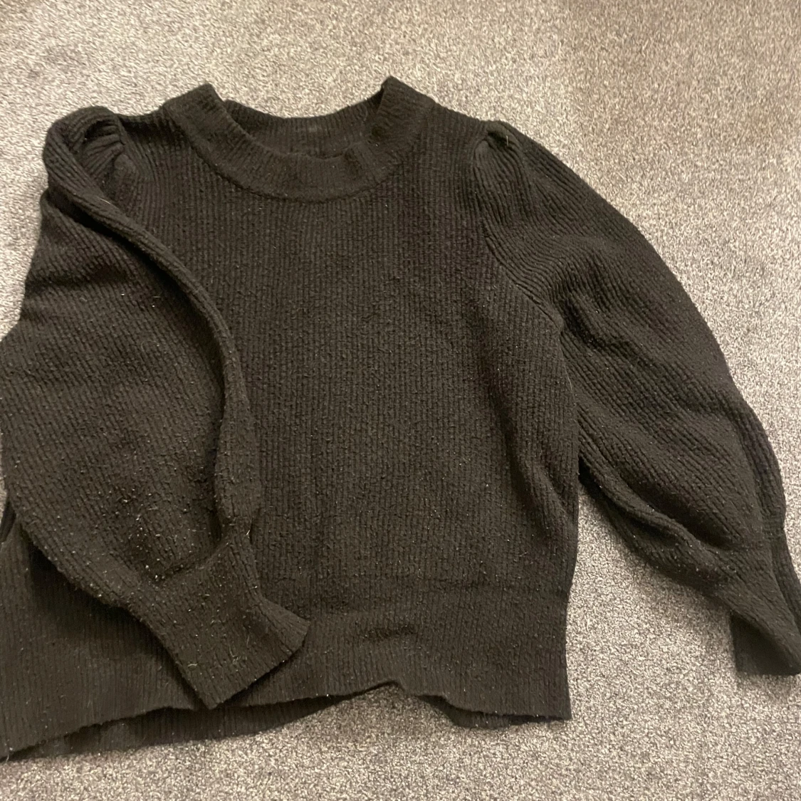 Svart stickad tröja från Gina Tricot - 90