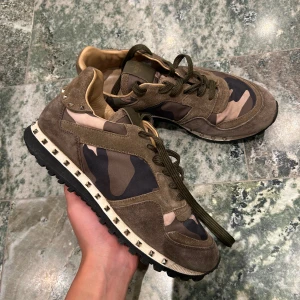 Valentino rockrunner - Ett par unika rockrunner i storlek 39 som passar 40! Endast skorna medföljer! 