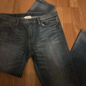 Ralph lauren jeans - Skitsnygga Ralph lauren jeans i storlek 32. Aldrig använda så de är i nyskick. Köpta för 1999 och fick de som present men är lite små på mig.