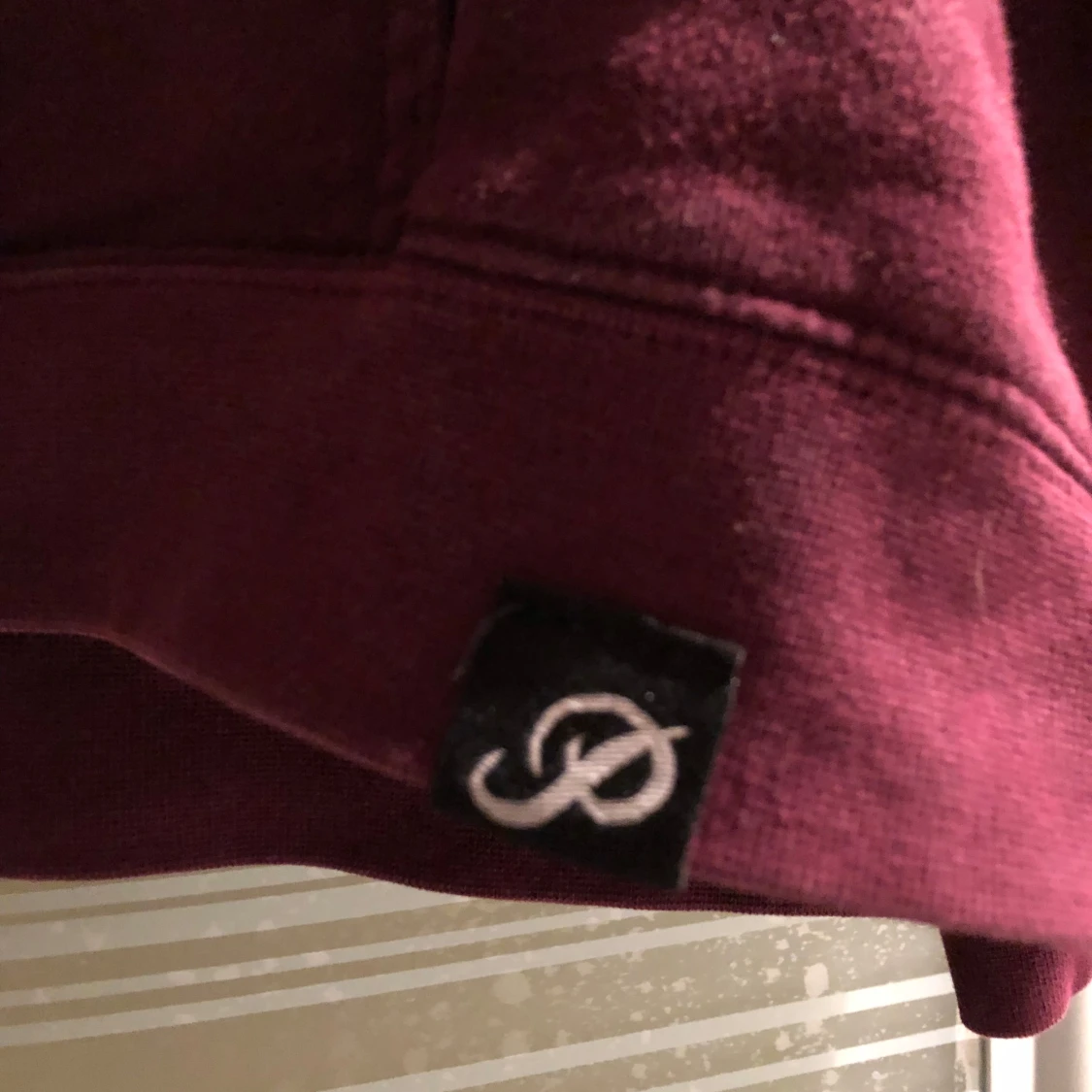 Vinröd hoodie från Primitive - 91