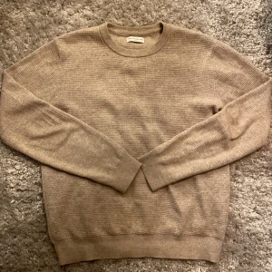 These Glory Days tröja - Säljer en stilren beige tröja från These Glory Days i storlek medium. Tröjan är långärmad och har en klassisk rund halsringning. Perfekt för en avslappnad och snygg look. Den är i fint skick 9/10 nypris ~ 900 mitt pris: 200 skriv gärna över frågor och funderingar, priset kan diskuteras.