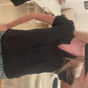 Svart blus från East West - Säljer en svart blus från East West med knappar framtill. Tryck gärna köp nu!💗 (inga defekter osv)