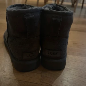 Grå UGG boots -  Grå UGG boots. Storlek 37. Sparsamt använda. Inga defekter