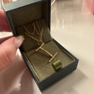 Maria Nilsdotter halsband bokstav - Säljer detta så fina halsband från Maria Nilsdotter med bokstaven ”I”. Det är använt några gånger och ör i fint skick förutom att den guldiga pläteringen försvunnit lite på ”ringen” som berlocken sitter i. Annars är det superfint skick! Säljer då jag har flera och att detta dessvärre inte används längre! Nypris 2600kr 🩷kedjans längd är 45cm.