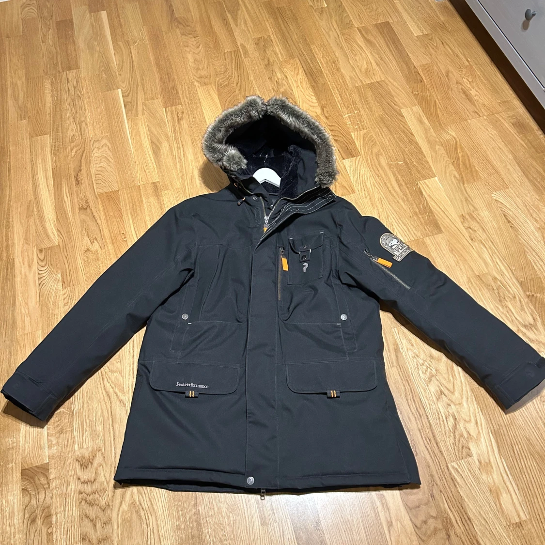 Svart Peak Performance parkajacka med pälsdetaljer - 92