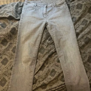 Grå jeans från Maison Martin Margiela - Snygga grå jeans från Maison Martin Margiela med klassisk femficksdesign. De har en rak passform och är perfekta för en stilren look. Märkeslappen MM6 syns tydligt på insidan.