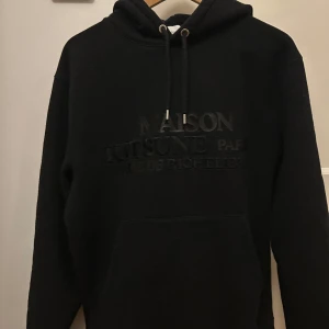 MAISON KITSUNÉ hoodie - Säljer den här sjukt snygga hoodie från Maison Kitsune. Den är väldigt skön och är i näst intill perfekt skick. Nypris är cirka 2000 kr, hoodie är storlek M men passar också S. Ifall ni undrar något är de bara att höra av sig.