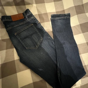 Tiger Of Sweden jeans - Säljer ett par mörkblå TOS jeans i färgen mörkblå, storlek 31/34. Modell Pistolero och sitter slim/straight. Knappt använda och inga defekter.