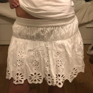 Vit kjol  - Vit kjol från zara i strl 164 men passar xs lika bra. Knappt använd och inga defekter! Skriv vid frågor🥰