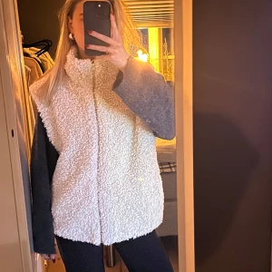 Teddyväst - Så mysigt Teddy väst från Hm. Köpt på killavdelningen men funkar även till tjej. Aldrig använd, prislappen är kvar🥰