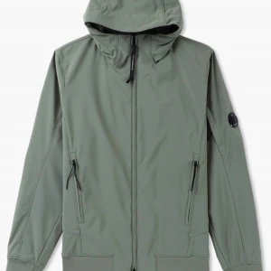 Cp company shell r jacka - Snygg grön vindjacka med huva och dragkedja framtill. Jackan har långa ärmar och praktiska fickor med dragkedjor. Perfekt för blåsiga dagar.