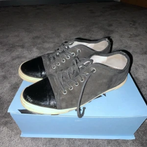 Lanvin skor - Säljer ett par riktigt fräscha Lanvins som tyvärr blivit för små. Dam modell men passar perfekt till herr också! Liten defekt på baksidan samt små små repor på glansen annars inga defekter. Skolåda samt dustbag tillkommer. Inte originella skosnören❗️Tveka inte att höra av dig vid funderingar💛