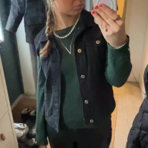 Svart jeansväst - Snygg svart jeansväst med knappar framtill. Perfekt för att lägga till en cool touch till din outfit. Har klippt av armarna själv!