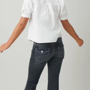 Svart Jeans -  Säljer dessa jeans från Gina Young då jag köpte dem i storlek 158 men de töjde sig väldigt mycket så jag tror att det blev typ storlek 164 men lite kortare i benen bara. Jag har använt dem två gånger, Skriv om du vill ha bilder på dem 💕💕