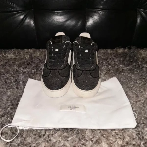 Valentino flycrew  - Säljer ett par väldigt eftertraktade skor från valentiono | Dust bag ingår | mycket fint skick intill nya |  Alla nitar kvar | Pris går att diskutera |Hör av er vid frågor eller funderingar !