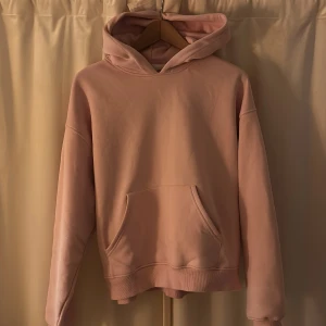 rosa hoodie från gina tricot - supersnygg och trendig rosa hoodie från gina! 