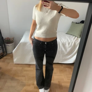 Vit stickad kortärmad tröja - Säljer en stilren vit stickad tröja med korta ärmar. Tröjan är från HM och är i stl Xs men passar S. Lite nopprig men inte jättemycket och jag ska noppra av den lite innan den skickas💕