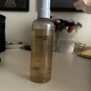 Djerf Avenue Beauty Breezy Styling Mist 150 ml - En stylingmist från Djerf Avenue Beauty. Perfekt om du vill ha volym och glans. Endast testad. Nypris 300kr. Säjer då jag inte gillar doften.