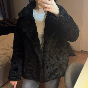 Pälsjacka  - Fin Pälsjacka från bikbok 