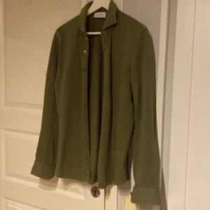 Maglia Studio Overshirt - Grön skjorta/overshirt från Maglia Studio. Nypris 1400, använd ett fåtal gånger. 