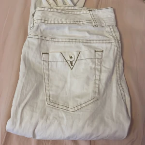 Vita lowrise bootcut jeans  - Vita lowrise jeans från HM, storlek 38 med snygga fickor  💕