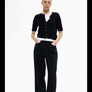 Svart stickad hm kofta - Eleganta svarta kostymbyxor med hög midja och rak passform. Perfekta för en stilren look.