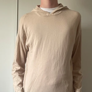 Stickad hoodie massimo dutti - Vi säljer nu denna stickade hoodie från massimo dutti tröjan är i bra skick tröjan det är storlek M på denna tröja 👕 hör av dig vid minsta fundering 🤔 