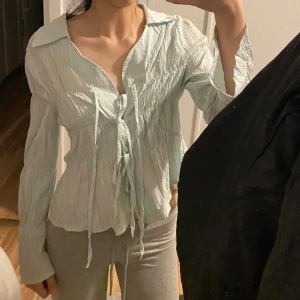 Ljus blå blus knytblus topp - Inga defekter, sitter som en S/XS