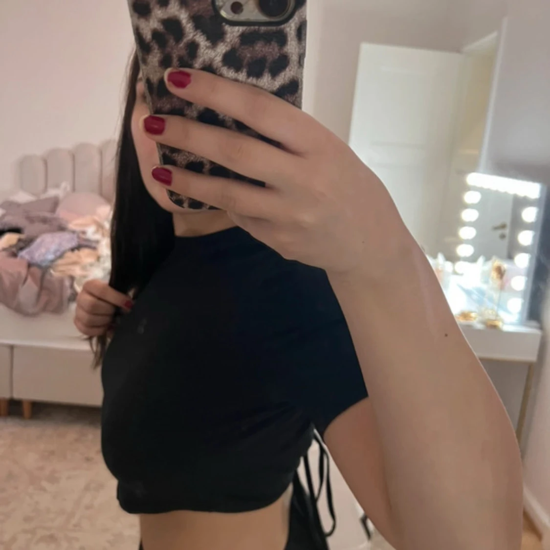 Svart croppad topp med knytband