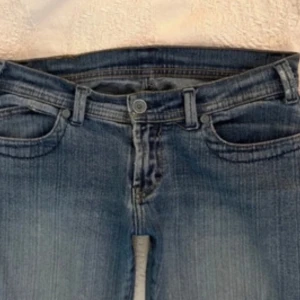 Lågmidjade jeans  - Lågmidjade bootcut jeans, skulle säga att de är i storlek xs. Midjemått 36cm och innerbenslängd 76cm. slitna men fortfarande sjukt snygga. Finns några små hål på baksidan av byxan och slitningar nertill vid benen 