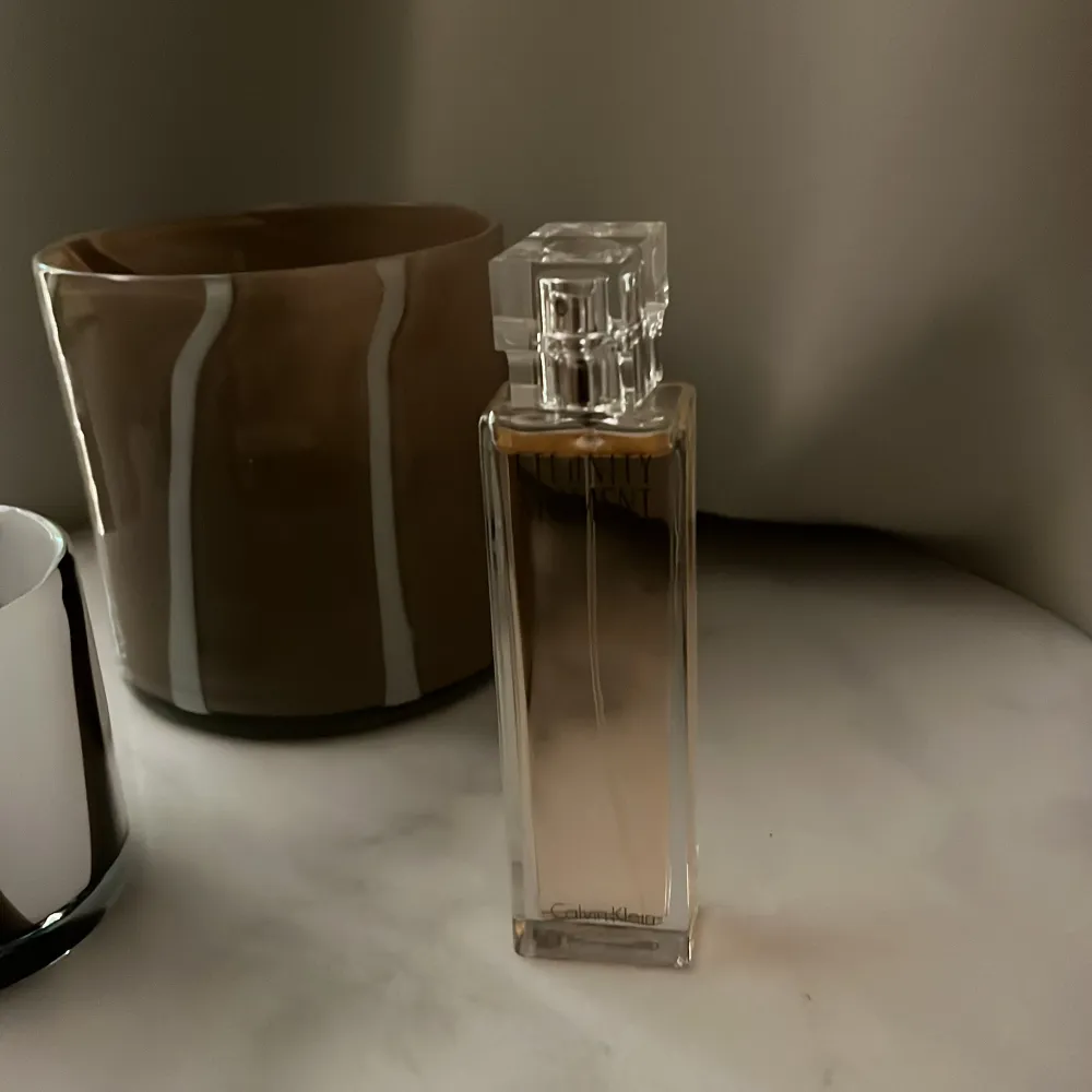Eternity Moment från Calvin Klein. Doften är blommig från de vita blommorna och fruktig med inslag av litchi. Fräsch och vardaglig. 50ml egentligen men använd fåtal gånger. Förvarad mörkt och svalt. . Perfume.