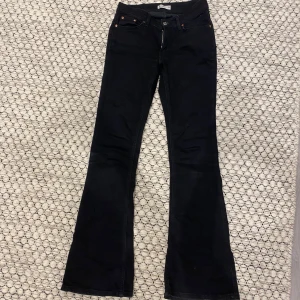 Jättefina bootcut jeans - Bootcut jeans från gina, perfekt i läng på mig som är 170cm! använd fåtal gånger