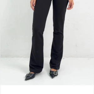 Svarta bootcut byxor - Säljer mina Snygga svarta bootcut byxor med en klassisk passform. Perfekta för en stilren look. Byxorna är lätta att matcha med olika toppar och skor. Helt oanvänd! Och slutsåld! 