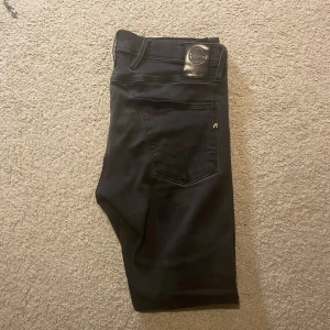 Replay Anbass  - Snygga gråa Replay Hyperflex jeans med en tight passform. De har en klassisk femficksdesign och är tillverkade i ett stretchigt material för extra komfort. Perfekta för en stilren look.