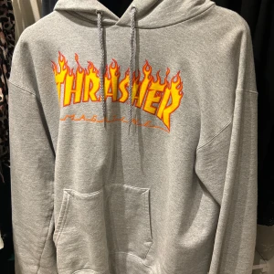 Grå hoodie från Thrasher - Säljer min gråa hoodie från Trasher, knappt använd och finns inga defekter på den, skriv till mig för mer bilder!! 