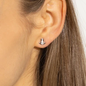 Vivienne Westwood Studs - Intressekoll på silvriga VW örhängen med dödskallemotiv och orbmotiv. I bra skick, lite tecken på användning men har inte använts på ett tag. Små och diskreta men ändå iögonfallande. 