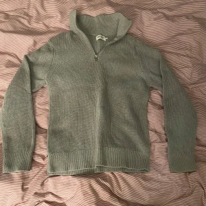 East West stickad tröja - Grå stickad tröja som är varm och skön nu inför sen vinter. Är storlek M och den sitter bra på dig som är runt 180. Är köpt för 1200 kr för någon månad sedan. Använd någon enskild gång och släpper den därför för 600kr. Hör gärna av dig vid fler frågor // Mvh Simon